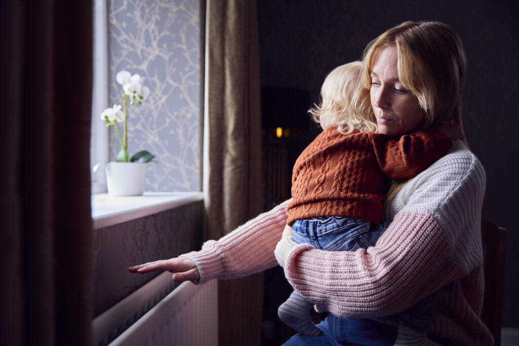 Une femme sert son enfant dans ses bras.